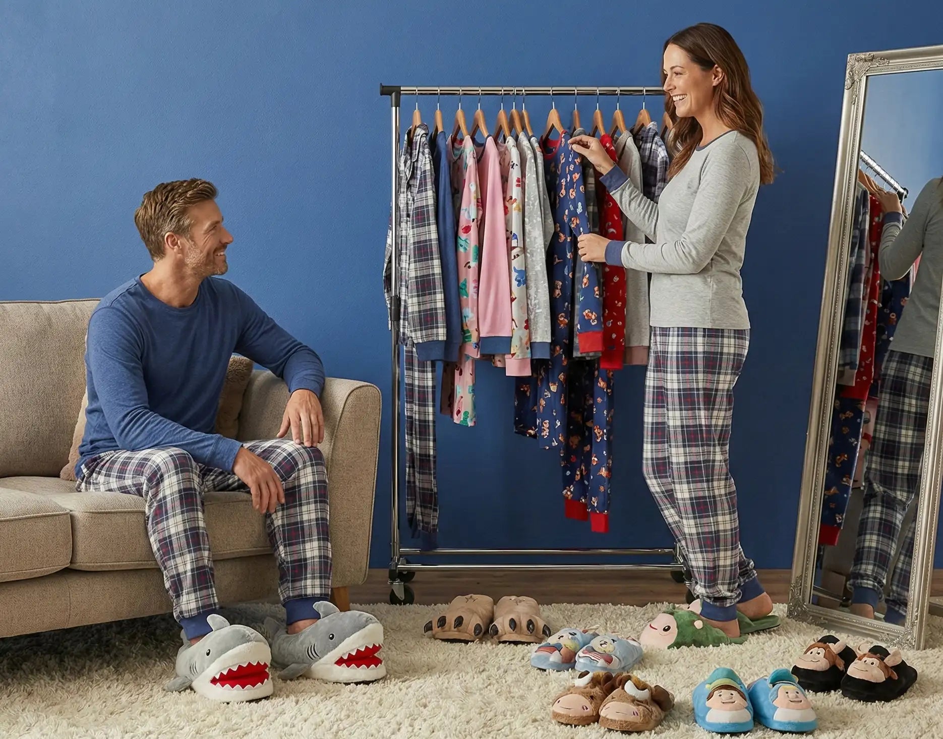 Pantoufles en peluche grise et blanche en forme de requin avec des accents rouges