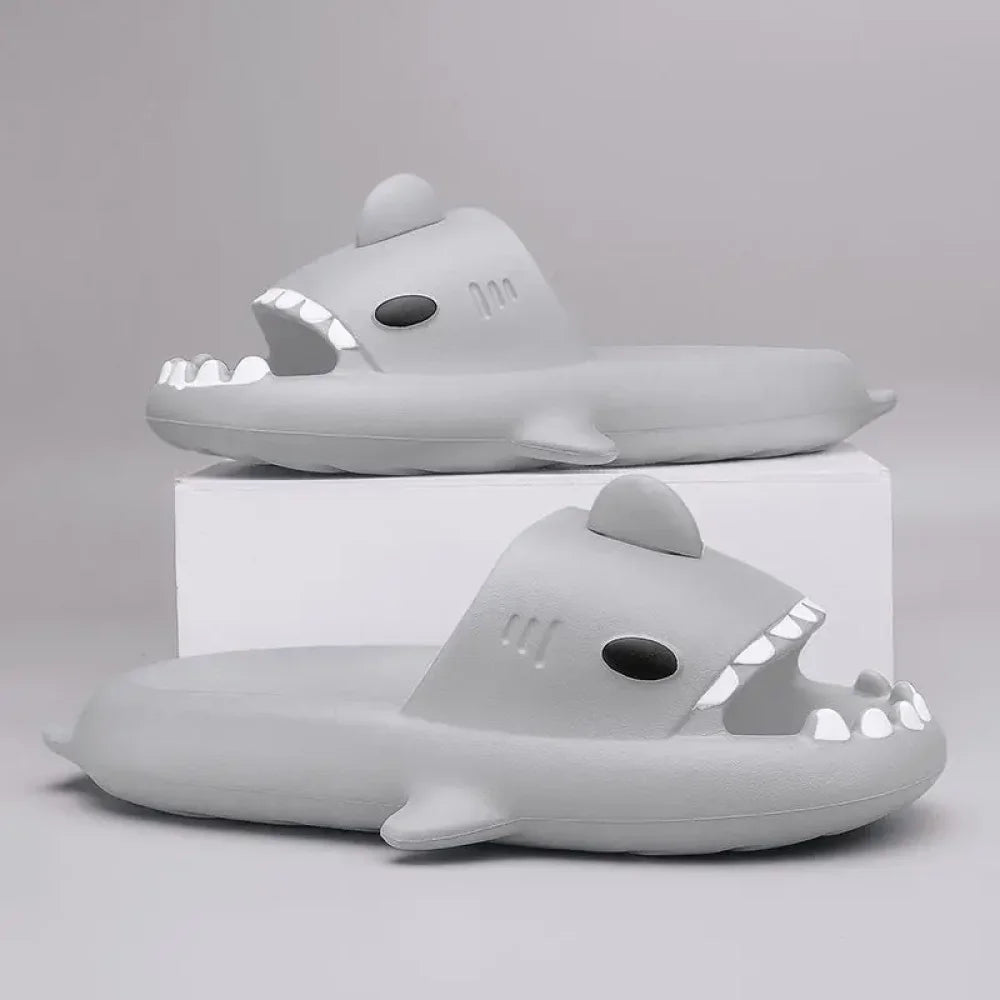 Chaussons style claquette requin (taille 30-45)