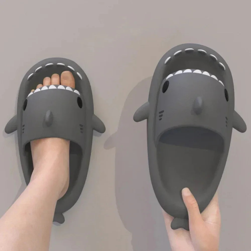 Chaussons style claquette requin (taille 30-45)