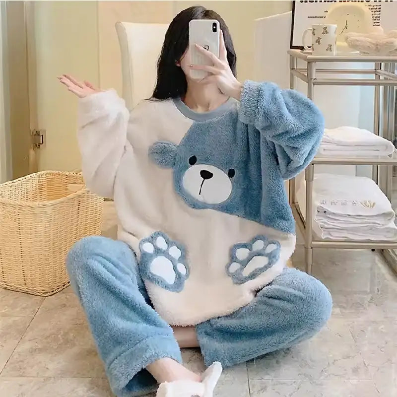 Ensemble de pyjama peluche ours bleu et blanc avec détails empreintes de pattes.