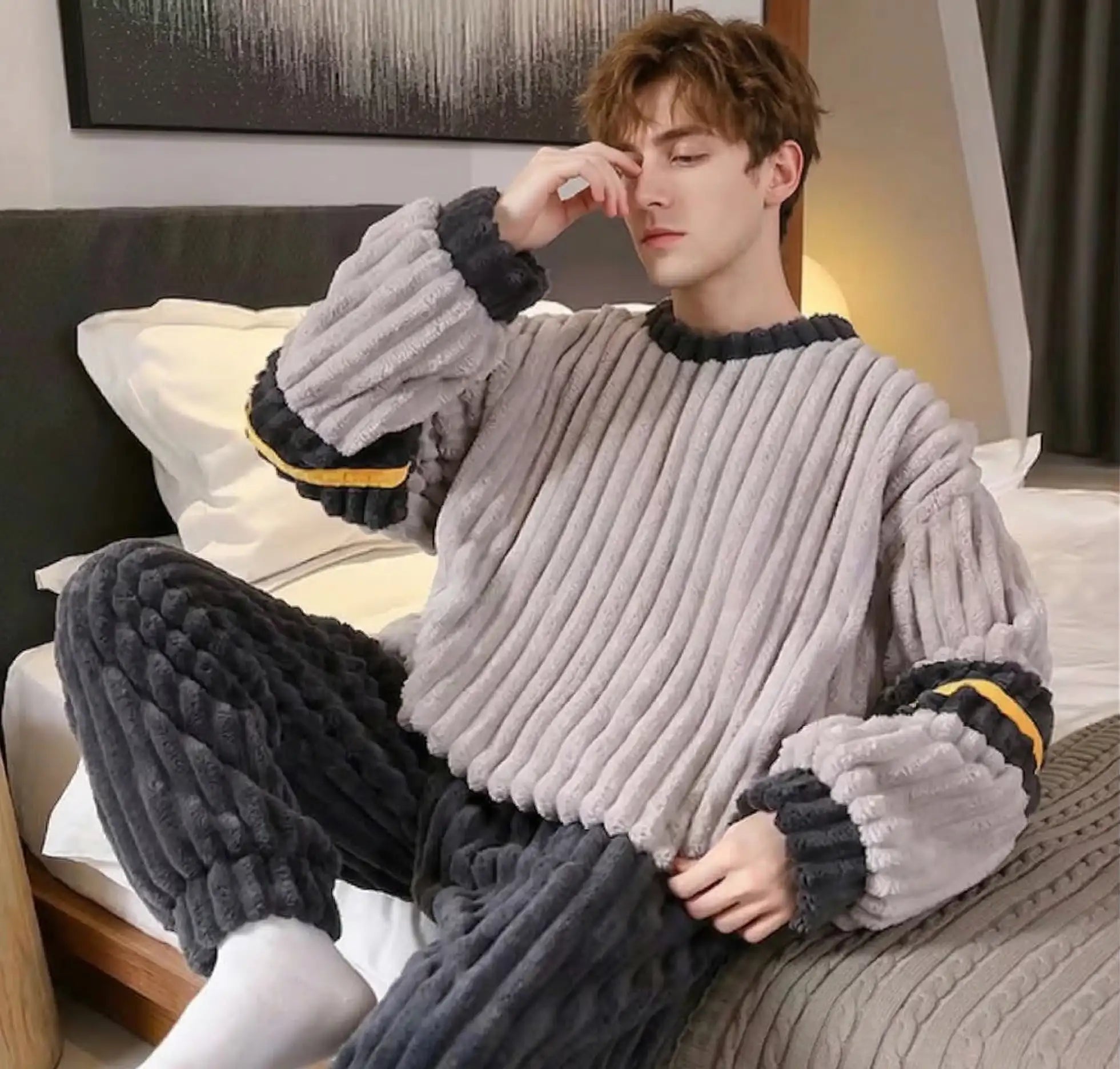 Ensemble de pyjama en velours côtelé gris avec bordures noires et jaunes sur les poignets et le col.